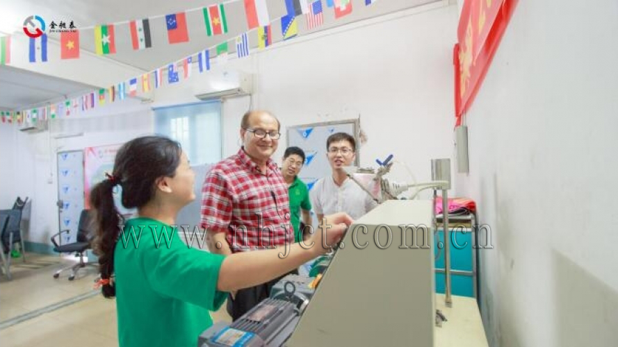 美國客戶到訪金昶泰采購口香糖設(shè)備(捏合機(jī))